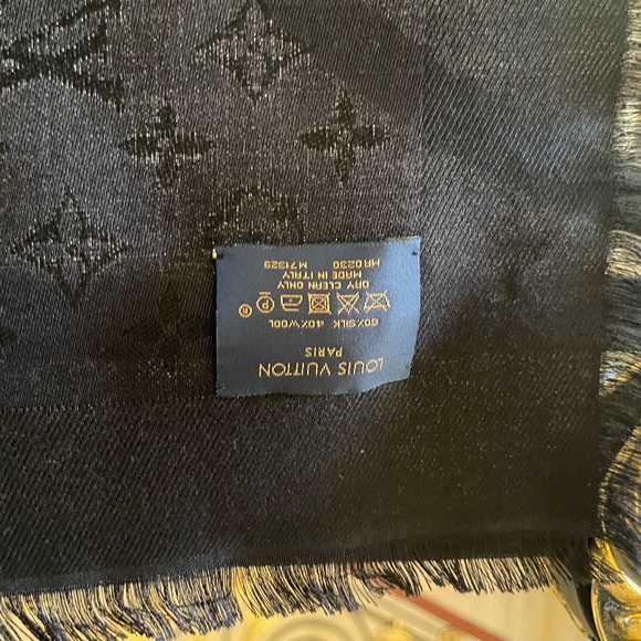 Louis Vuitton Monogram Shawl - Picture 9 of 10